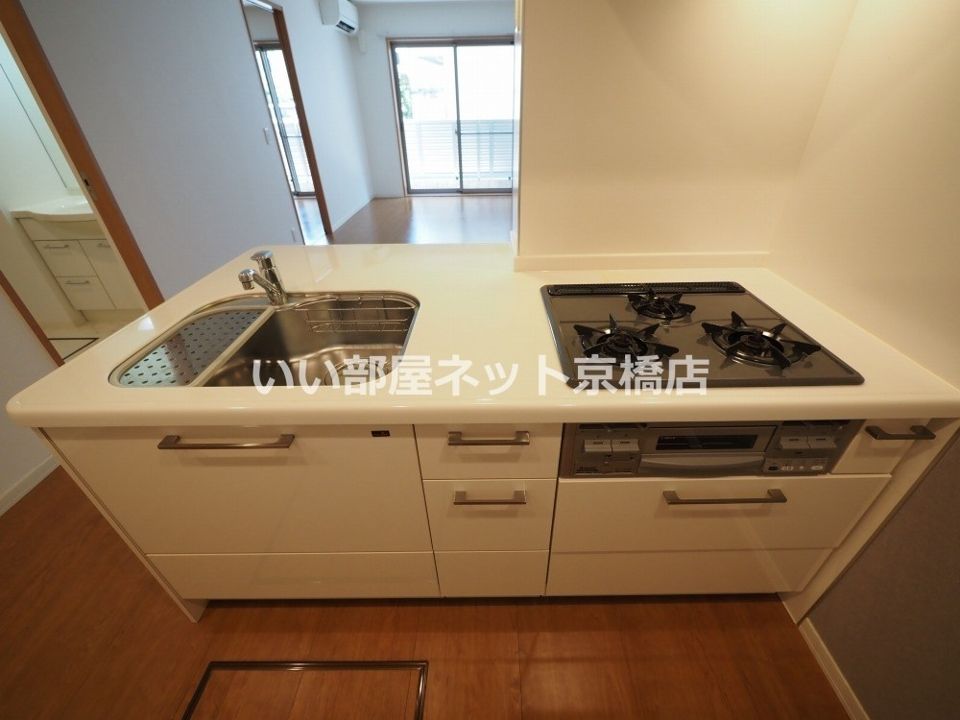 近くのローソンストア100 LS東淀川小松店まで330m(徒歩5分)