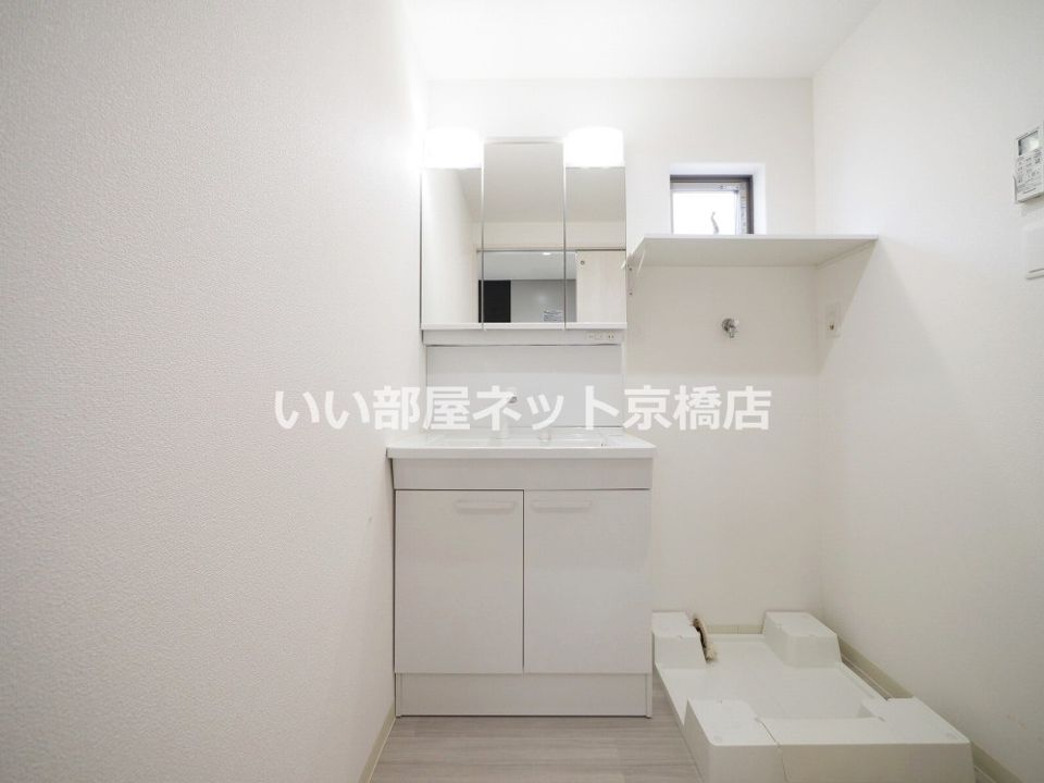 近くのファミリーマート 門真三ツ島三丁目店まで649m(徒歩9分)