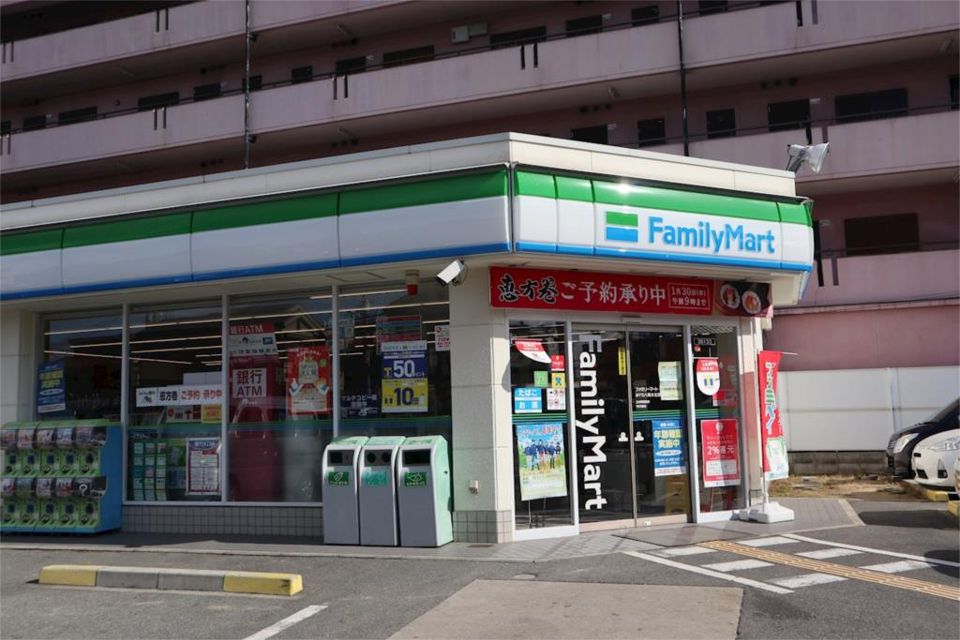 近くのファミリーマート MYS八尾木北店まで412m（徒歩6分）