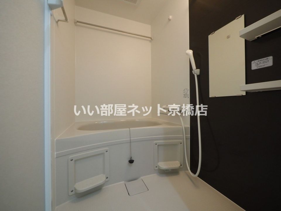 近くのローソンストア100 LS門真野里町店まで200m（徒歩3分）