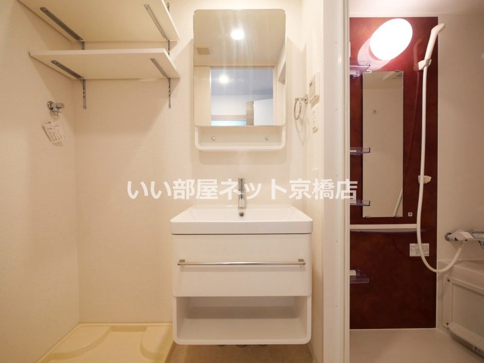 近くのファミリーマート 西中島南方店まで107m(徒歩2分)