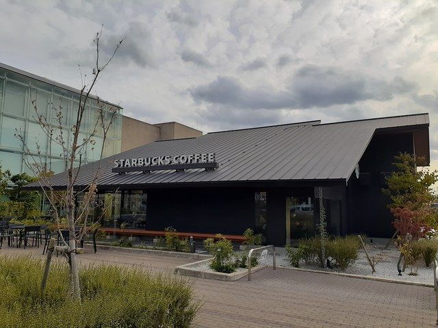 近くのスターバックスコーヒーまで730m（徒歩10分）