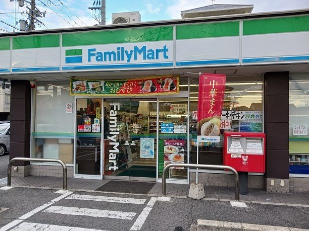 近くのファミリーマート京屋西湊店まで130m（徒歩2分）