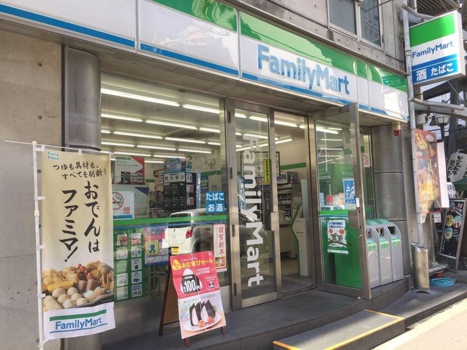 近くのファミリーマート エル本町店まで224m(徒歩3分)