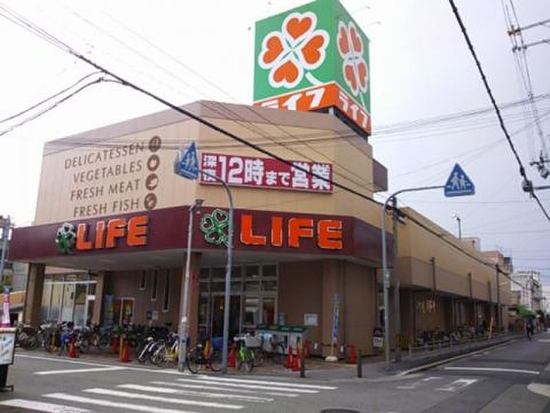 近くのライフ加賀屋店まで146m（徒歩2分）