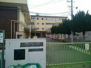 近くの東山本小学校まで360m(徒歩5分)