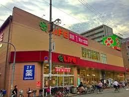 近くのライフ 大国町店まで619m(徒歩8分)