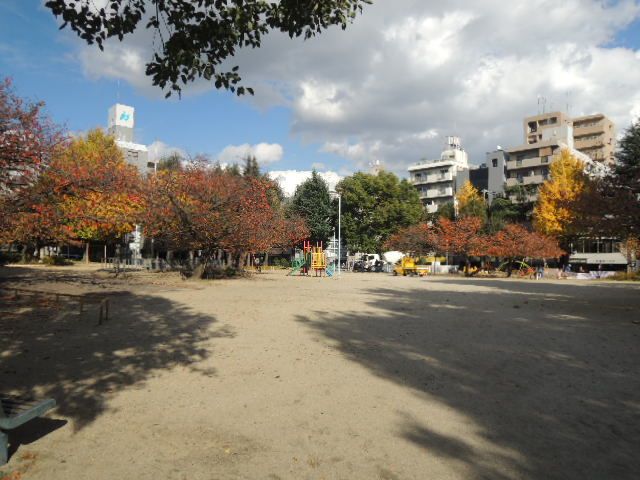 近くの城南公園まで1,100m（徒歩14分）
