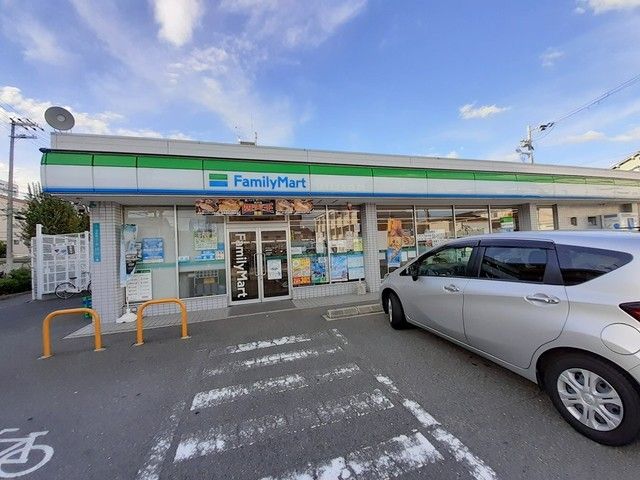 近くのファミリーマート加美東店まで185m（徒歩3分）
