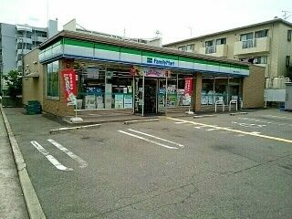 近くのファミリーマート様まで400m(徒歩5分)