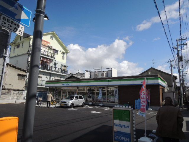 近くのファミリーマートまで340m(徒歩5分)