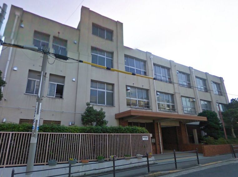 近くの高津中学校まで950m(徒歩12分)