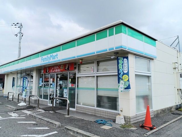近くのファミリーマート様まで600m(徒歩8分)