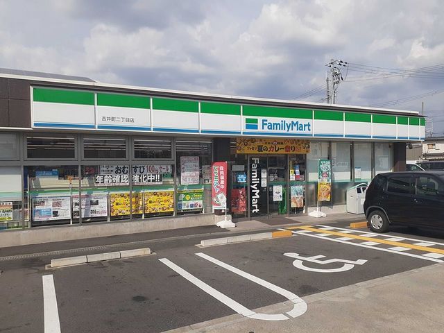 近くのファミリーマート様まで600m（徒歩8分）
