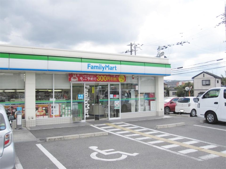近くのファミリーマート 和泉唐国店まで424m(徒歩6分)