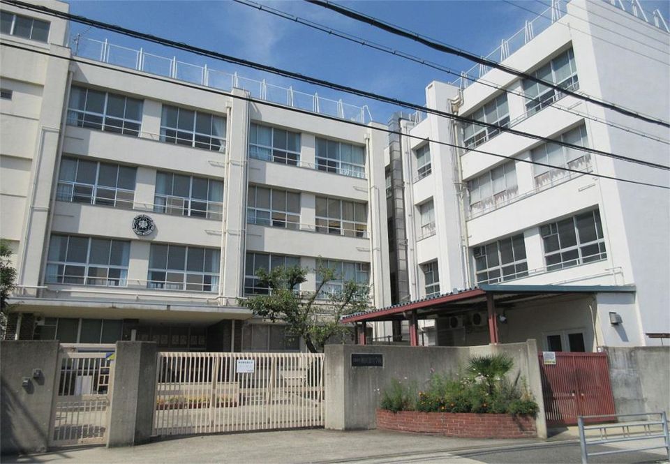 近くの大阪市立加美東小学校まで413m(徒歩6分)