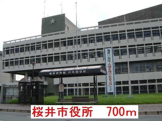 近くの桜井市役所まで700m（徒歩9分）