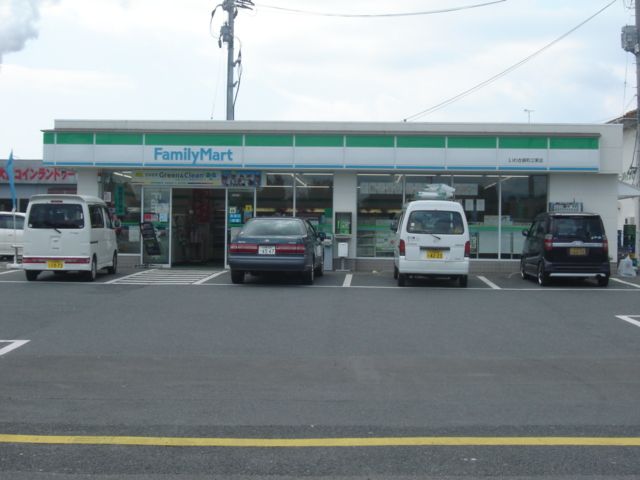近くのファミリーマートまで400m（徒歩5分）