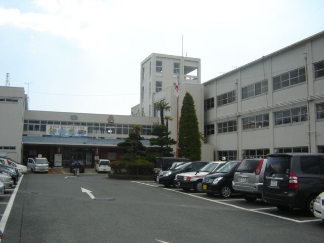 近くの市役所勿来支所まで500m（徒歩7分）