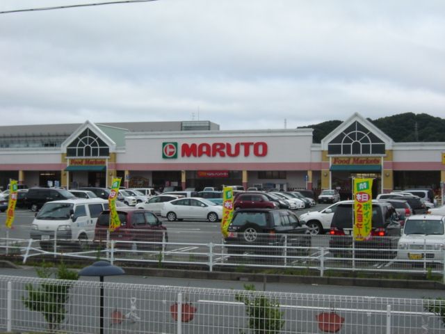 近くのマルト（スーパーマーケット）まで560m（徒歩7分）