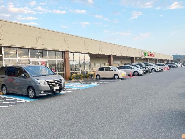 近くのヨークベニマル湯本南店まで560m（徒歩7分）