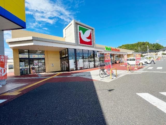 近くのヨークベニマル泉下川店まで576m（徒歩8分）