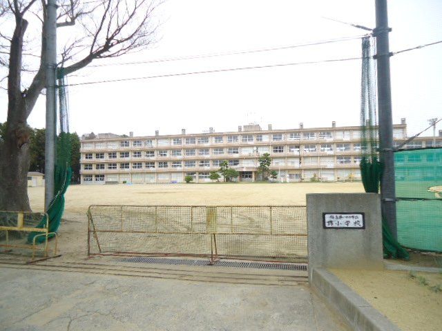近くのいわき市立錦小学校まで690m(徒歩9分)