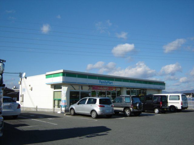 近くのファミリーマートいわき錦町ウツギサキ店まで521m（徒歩7分）