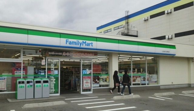 近くのファミリーマートまで250m(徒歩4分)