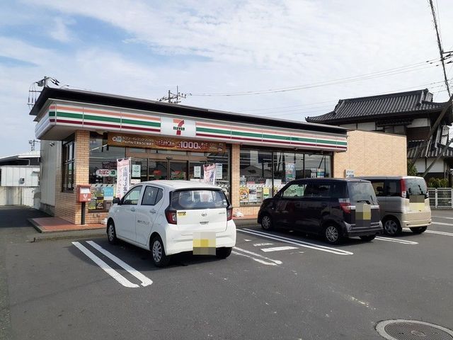 近くのセブンイレブン北茨城関南町店まで500m（徒歩7分）