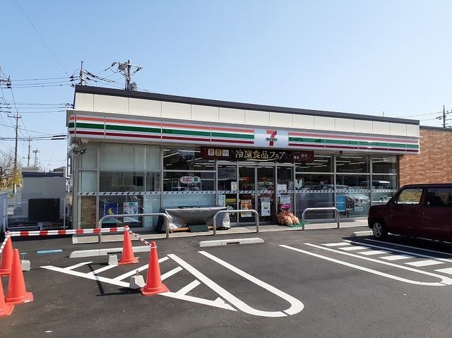 近くのセブンイレブン磯原1丁目店まで700m（徒歩9分）