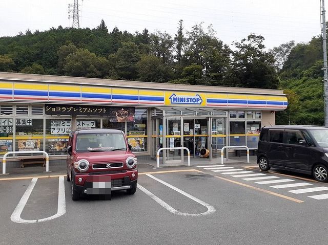 近くのミニストップ北茨城インター店まで800m(徒歩10分)
