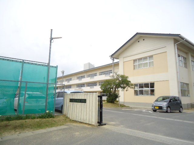 近くのいわき市立勿来第一中学校まで975m（徒歩13分）