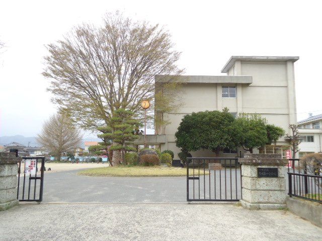 近くのいわき市立勿来第一小学校まで905m（徒歩12分）