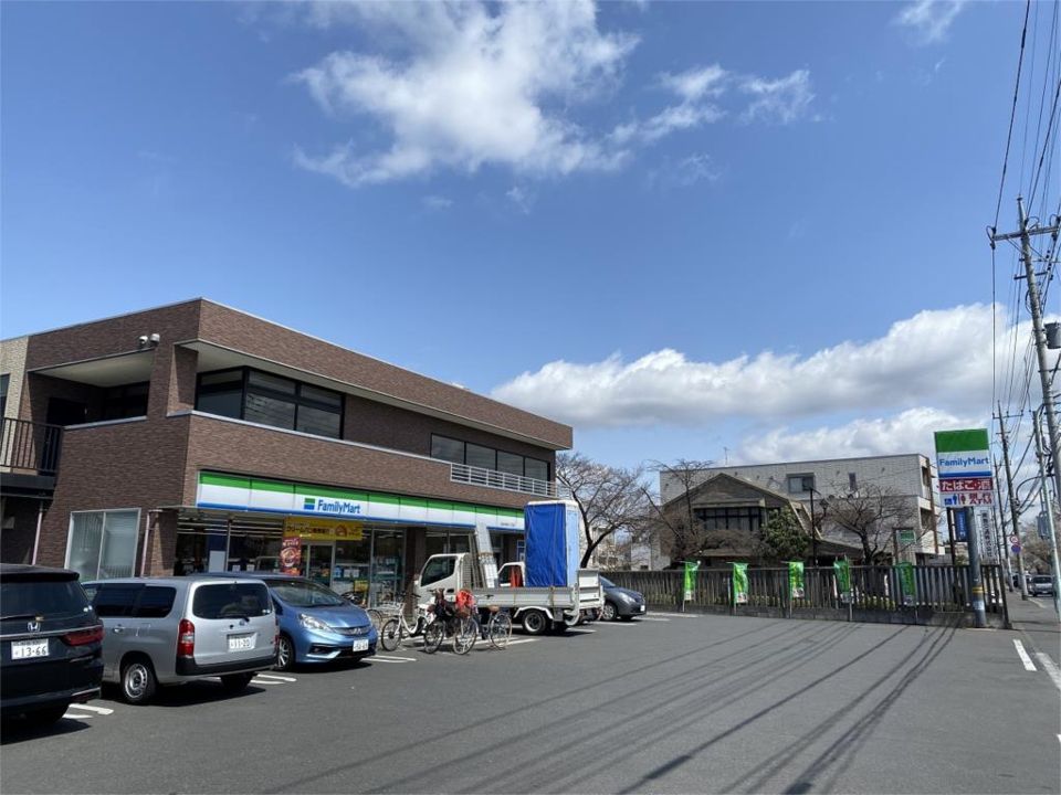 近くのファミリーマート 小金井桜町三丁目店まで542m（徒歩7分）