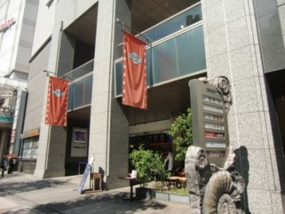近くの立川駅北口まで800m(徒歩10分)