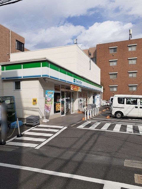 近くのファミリーマート世田谷二丁目店まで300m（徒歩4分）