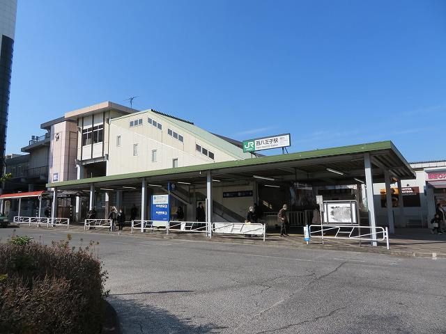 近くの西八王子駅まで450m（徒歩6分）