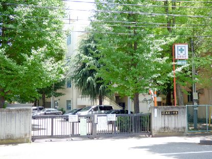 近くの所沢市立美原小学校まで616m（徒歩8分）