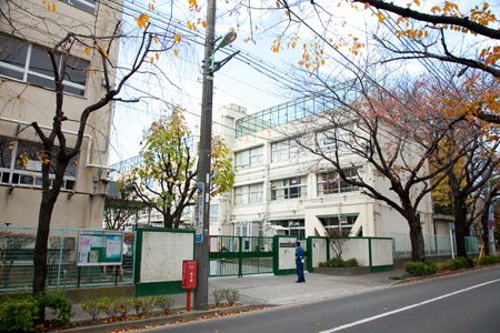 近くの世田谷区立用賀小学校まで694m（徒歩9分）