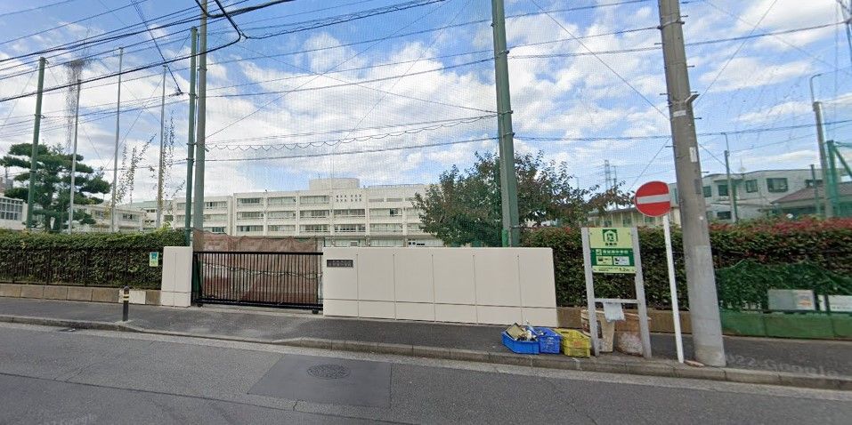 近くの川崎市立南加瀬中学校まで1,100m（徒歩14分）