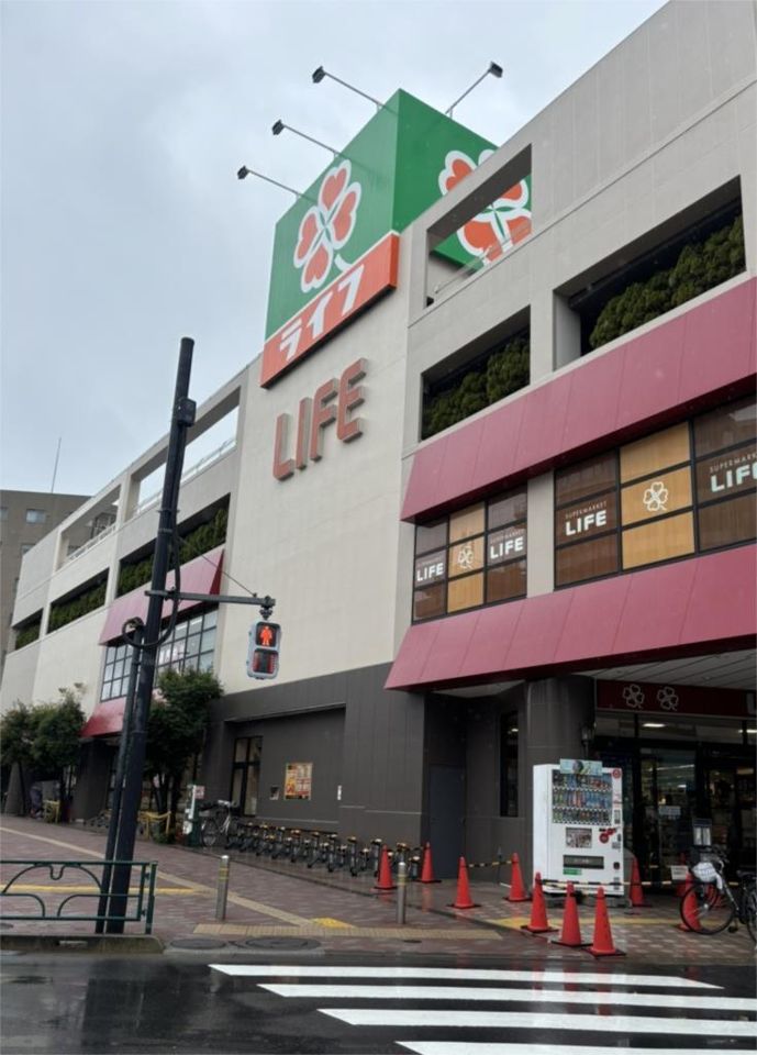 近くのライフ 千川駅前店まで180m（徒歩3分）