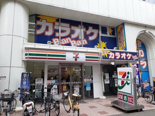 近くのセブンイレブン 久米川駅前店まで600m（徒歩8分）