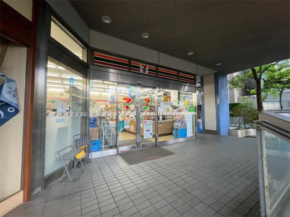 近くのセブンイレブン 新高円寺駅前店まで185m（徒歩3分）