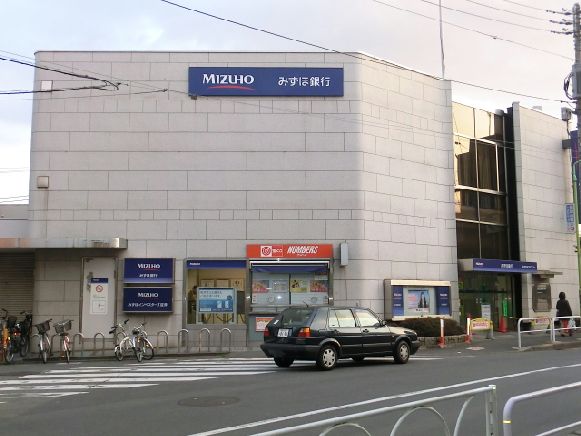 近くのみずほ銀行千歳船橋支店まで148m（徒歩2分）