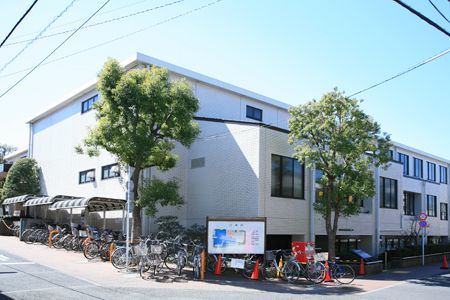 近くの世田谷区立桜丘図書館まで211m（徒歩3分）