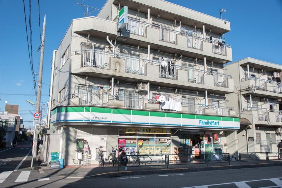 近くのファミリーマート まるいし八幡山店まで578m（徒歩8分）