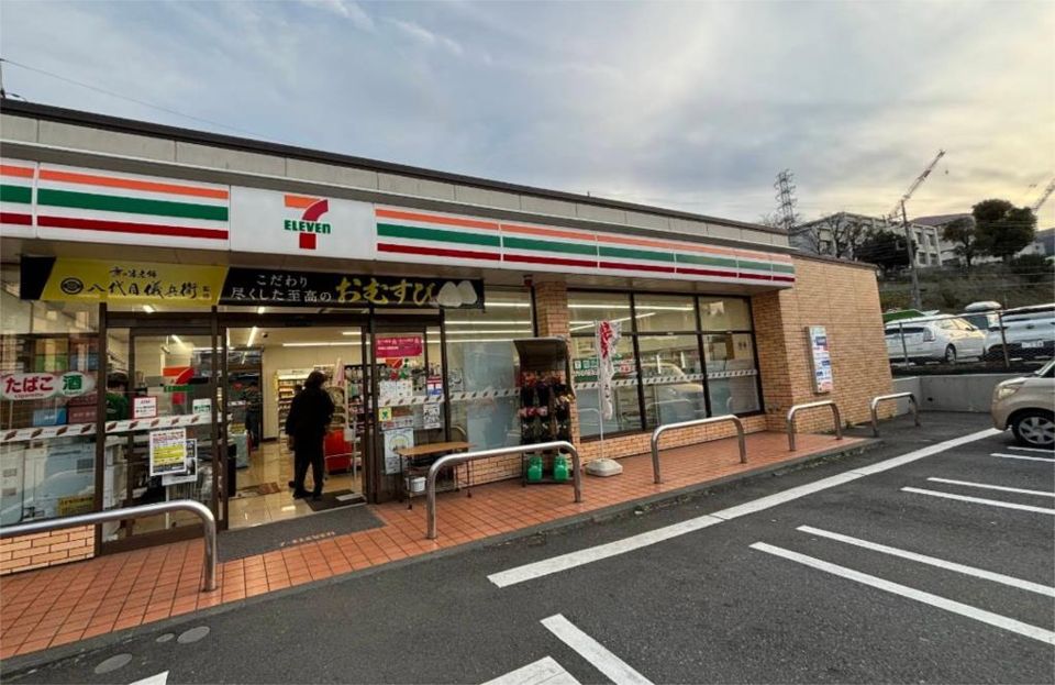 近くのセブンイレブン 横浜榎が丘店まで359m（徒歩5分）