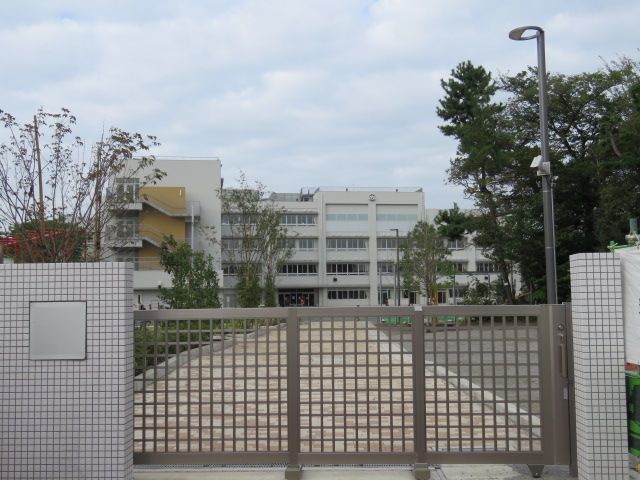 近くの世田谷区立山野小学校まで702m（徒歩9分）