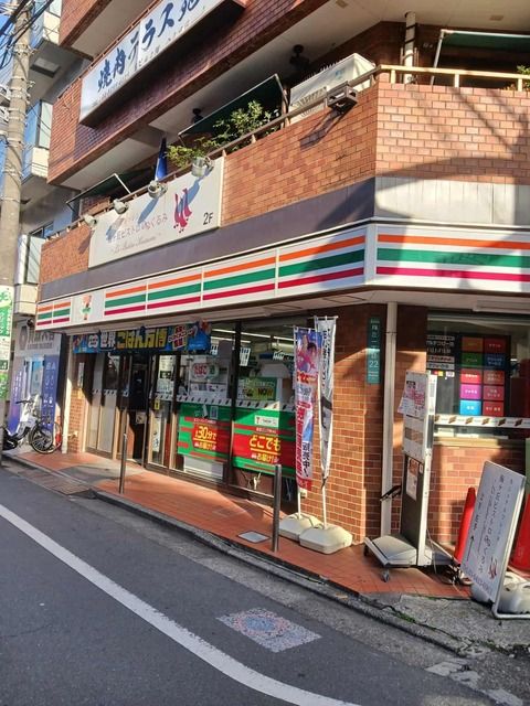 近くのセブンイレブン世田谷梅が丘駅前まで120m（徒歩2分）